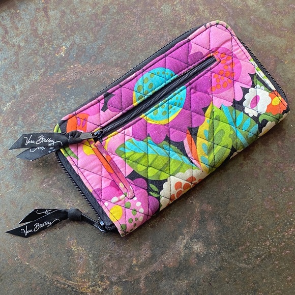 Vera Bradley Va Va Bloom Pattern (Retired) Zip-Around Quilted Wallet/Wristlet - Picture 1 of 16